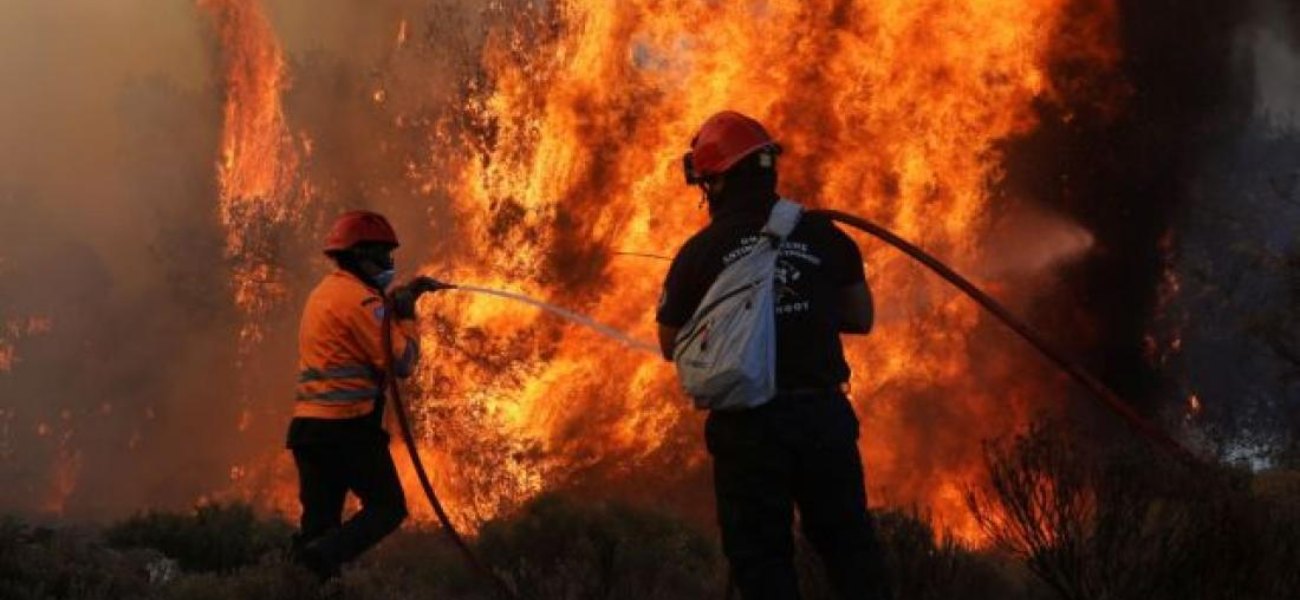 Κεχριές: Σε ύφεση η μεγάλη πυρκαγιά – Εκκενώθηκαν οικισμοί και κατασκήνωση – Τραυματίστηκε πυροσβέστης