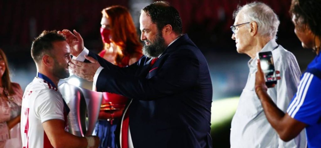 Ομιλία Ε. Μαρινάκη προς παίκτες: «Κορυφαία σεζόν στην ιστορία μας, δώστε τα πάντα για το Europa League»