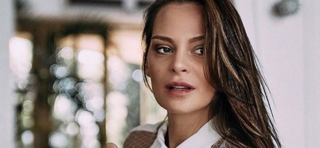 H Υβόννη Μπόσνιακ πιο σέξι από ποτέ μέσα στο λευκό της μπικίνι (φώτο)