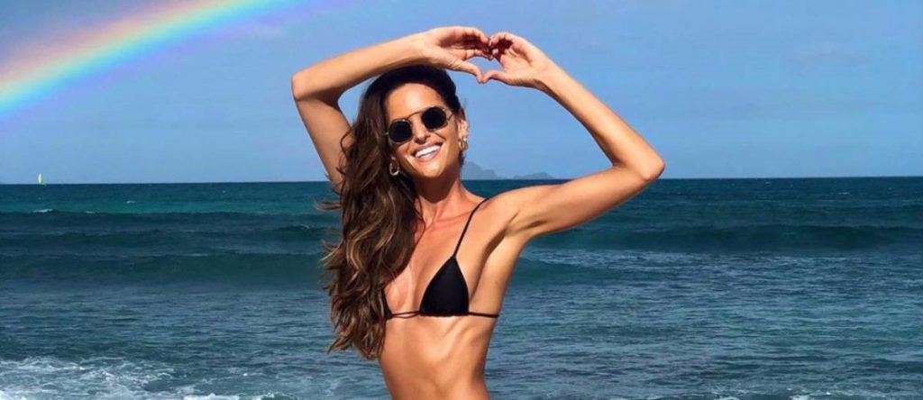 Ιζαμπέλ Γκουλάρτ: Με κόκκινο αποκαλυπτικό μπικίνι διαβάζει τόπλες το βιβλίο της (φωτό)