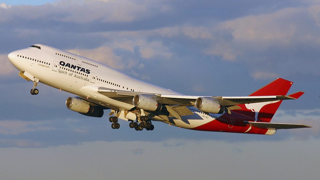 Σίδνεϊ: Boeing 747 της Qantas σχημάτισε ένα καγκουρό στον αέρα πριν αποσυρθεί (βίντεο)