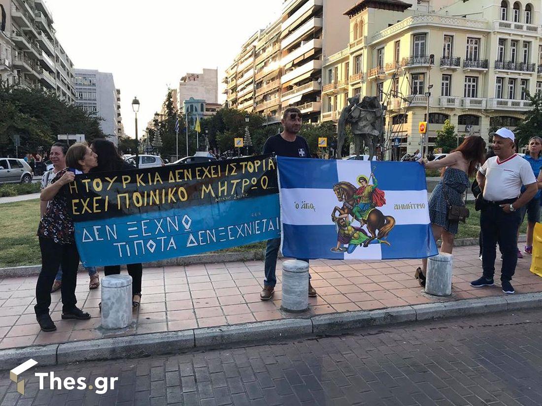 Θεσσαλονίκη: Πολίτης έκαψε την τουρκική σημαία (φώτο)