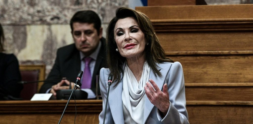 Συγκίνηση στο Πανελλήνιο: Σερβιτόρος σπάει ποτήρι και λερώνει με σαμπάνια την Γ.Αγγελοπούλου στο Προεδρικό!