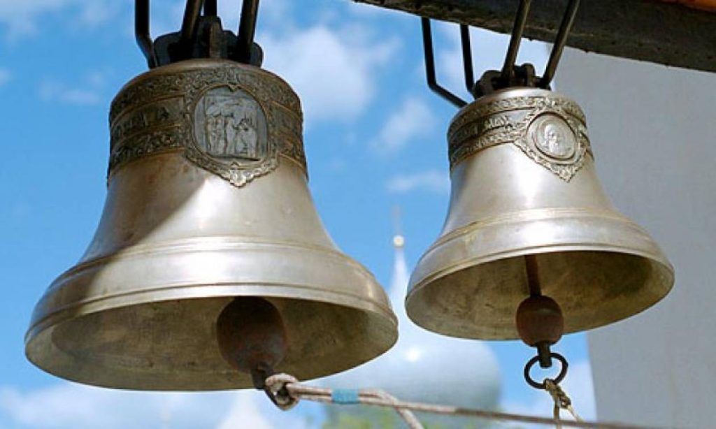 Πένθιμα χτυπούν οι καμπάνες σε όλη την Ελλάδα – Μεσίστιες οι σημαίες στους ναούς – Δείτε live (βίντεο)