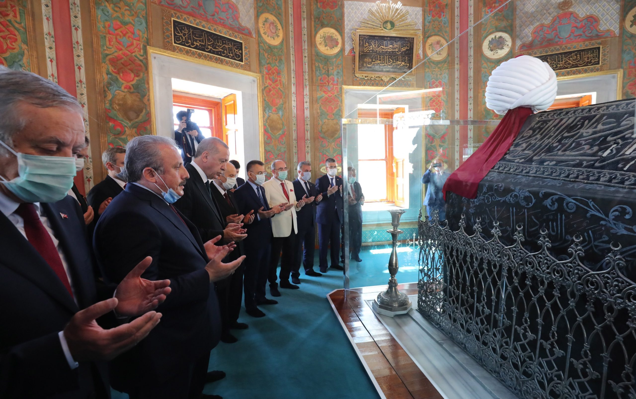 Ο.Ρ.Τ.Ερντογάν προσευχήθηκε στον τάφο του «Πορθητή»: Ζήτησε νέες κατακτήσεις για την Τουρκία! (βίντεο)