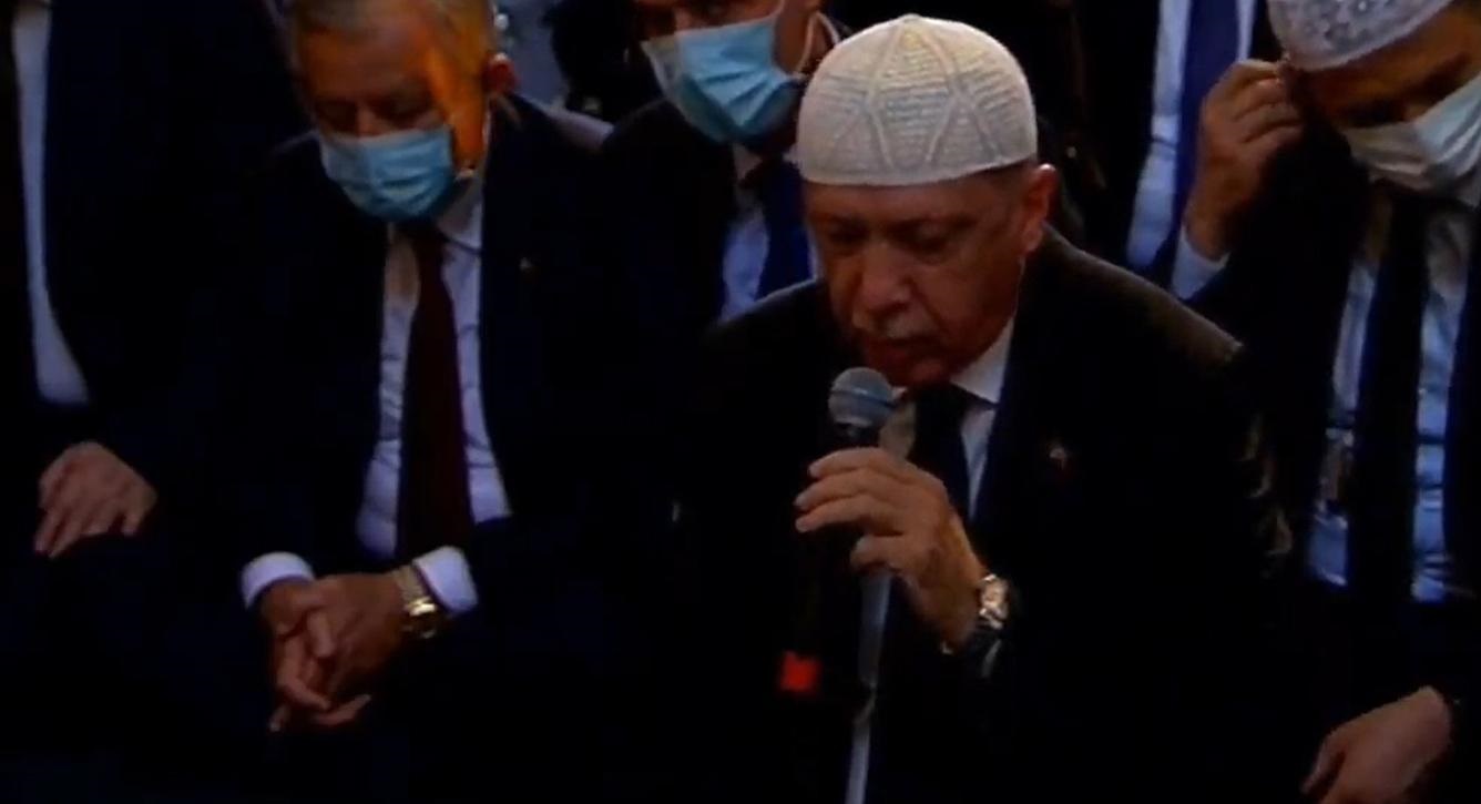 Προσευχήθηκε και διάβασε το Κοράνι στην Αγία Σοφία ο Ρ.Τ.Ερντογάν (βίντεο) (upd)