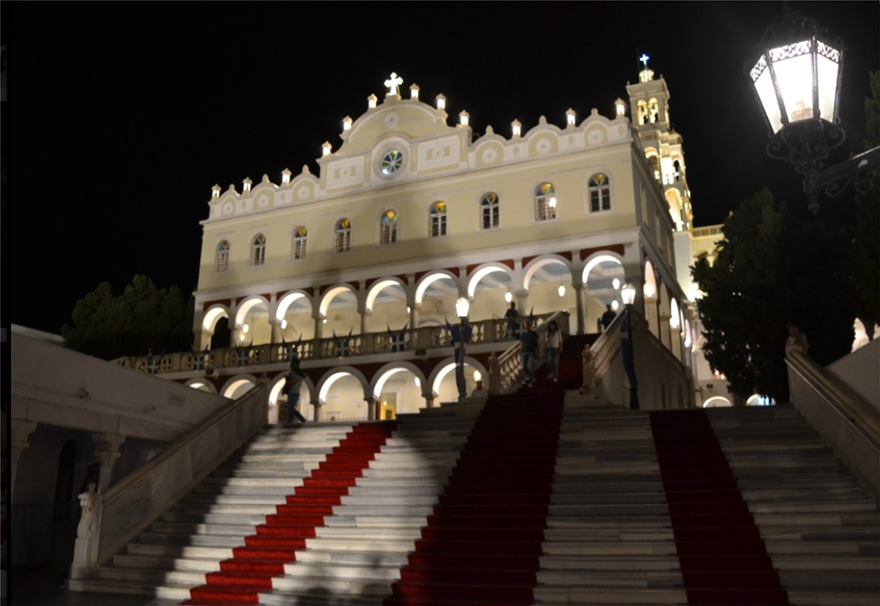 Συγκίνηση στην Τήνο: Έψαλλαν τον Ακάθιστο ύμνο για την Αγία Σοφία (βίντεο-φωτο)