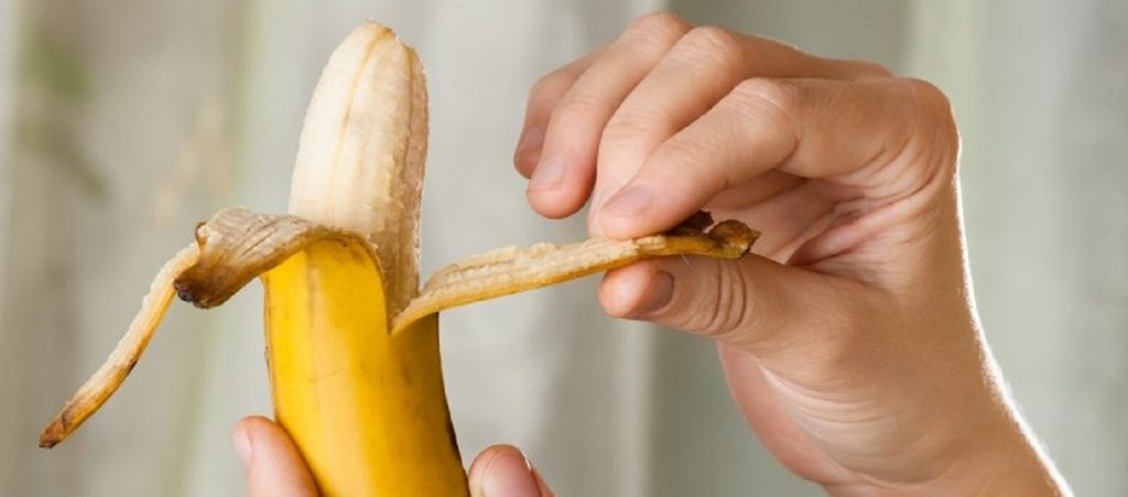 Εσύ ξέρεις πώς να ξεφλουδίζεις εύκολα και γρήγορα την μπανάνα; (βίντεο)