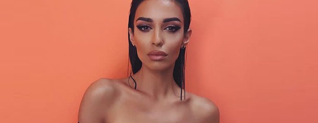 Πάρτε υπογλώσσια: Η Ελένη Φουρέιρα ποζάρει μπροστά στον καθρέφτη με το πιο «καυτό» μπικίνι (φωτο)