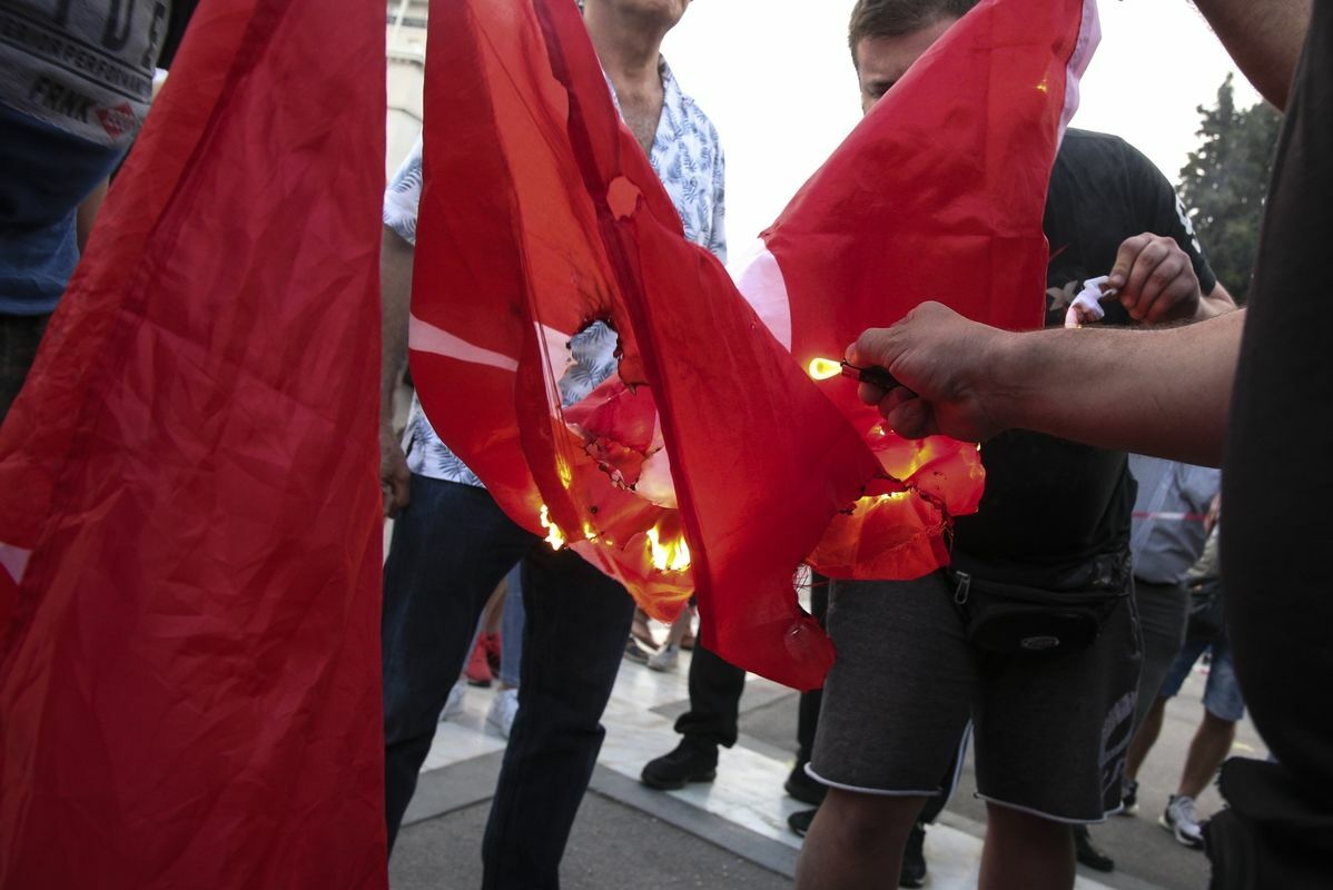 Η κυβέρνηση καταδικάζει το κάψιμο της τουρκικής σημαίας μετά τις απειλές της Τουρκίας