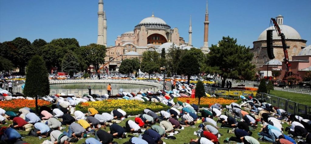 ΜΜΕ Ιράν: «Ορόσημο η πρώτη προσευχή στην Αγία Σοφία μετά από 86 χρόνια»