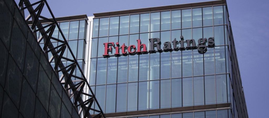 Συρρίκνωση συνολικά άνω του 3% της ελληνικής οικονομίας μέχρι το 2022 βλέπει η Fitch