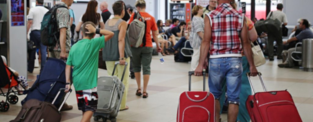 «Όχι τουρίστες στις πολυκατοικίες μας»: Αυτές είναι οι πόλεις του κόσμου που «τρέμουν» τους τουρίστες