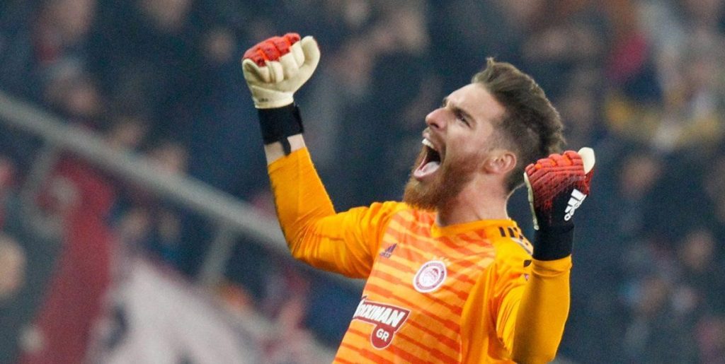 Ζοσέ Σα: Αποθέωσαν τον τερματοφύλακα του Ολυμπιακού στη Ζάκυνθο