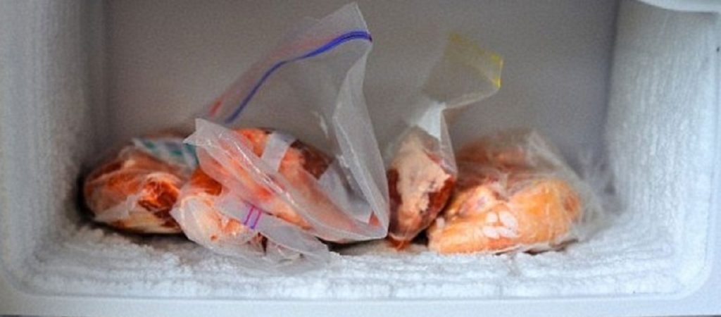 Πουλερικά: Γιατί δεν πρέπει ποτέ να τα ξεπαγώνεις με ζεστό νερό