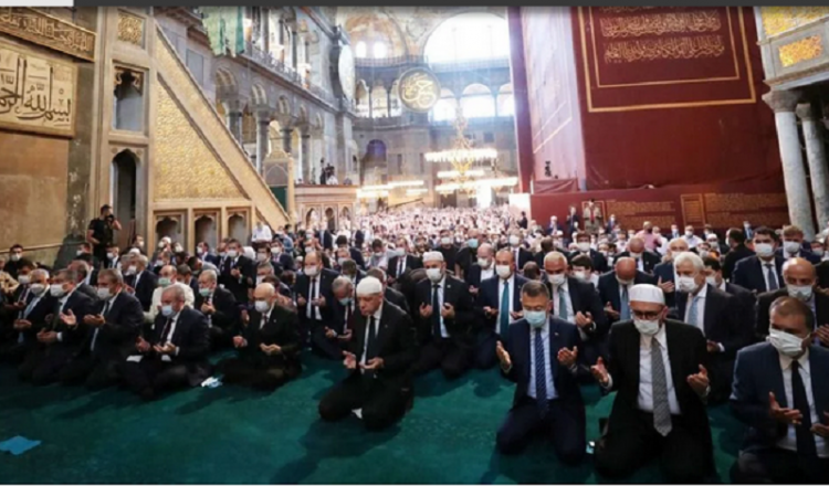 Με στελέχη του κόμματος ο Ερντογάν στην πρώτη προσευχή στην Αγία Σοφία