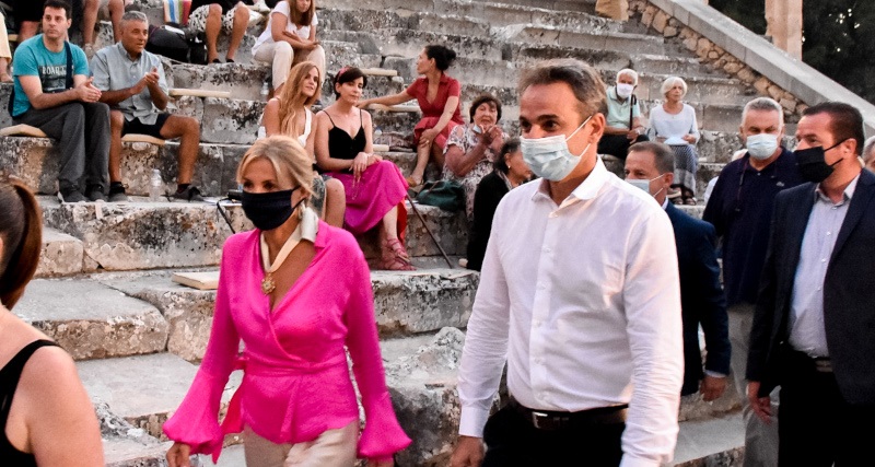 Κυριάκος και Μαρέβα Μητσοτάκη: Παρακολούθησαν τους «Πέρσες» στην Επίδαυρο (φώτο)