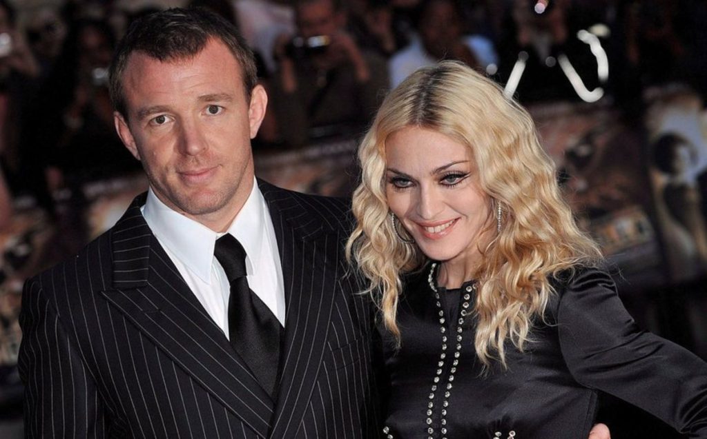 Και διάσημος και παραβάτης: Ο Γκάι Ρίτσι χωρίς δίπλωμα επειδή έστελνε sms! 