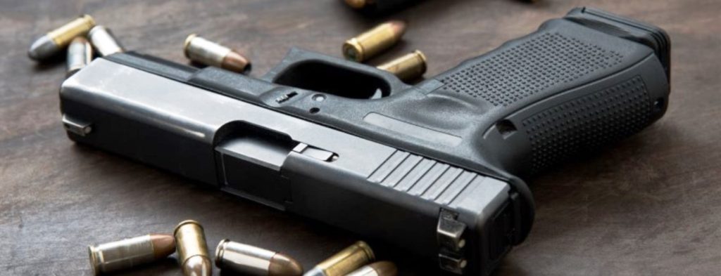 Αυτά δεν γίνονται: Έστησε… επίθεση με όπλα στη Λάρισα για να κάνει πρόταση γάμου στην κοπέλα του (βίντεο)