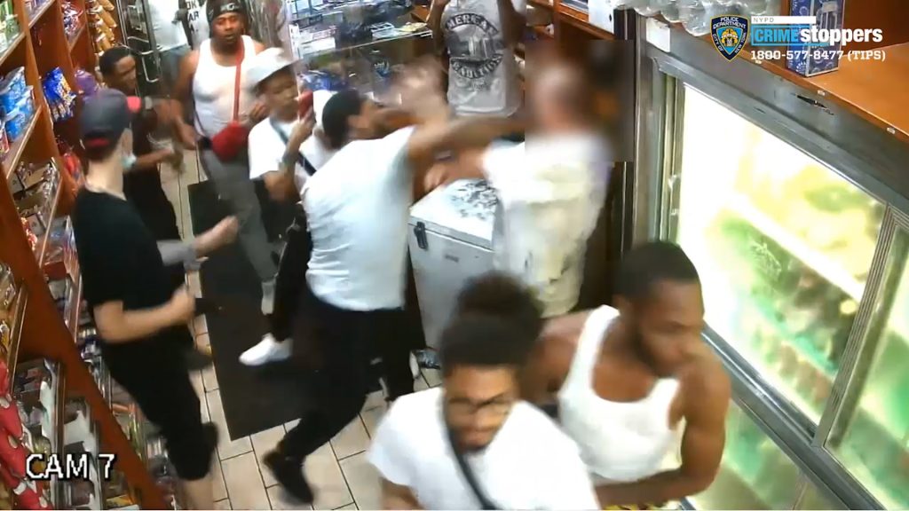 Άγριες εικόνες στις ΗΠΑ: Πατέρας και κόρη ξυλοκοπούνται από συμμορία μέσα σε σούπερ μάρκετ (βίντεο)