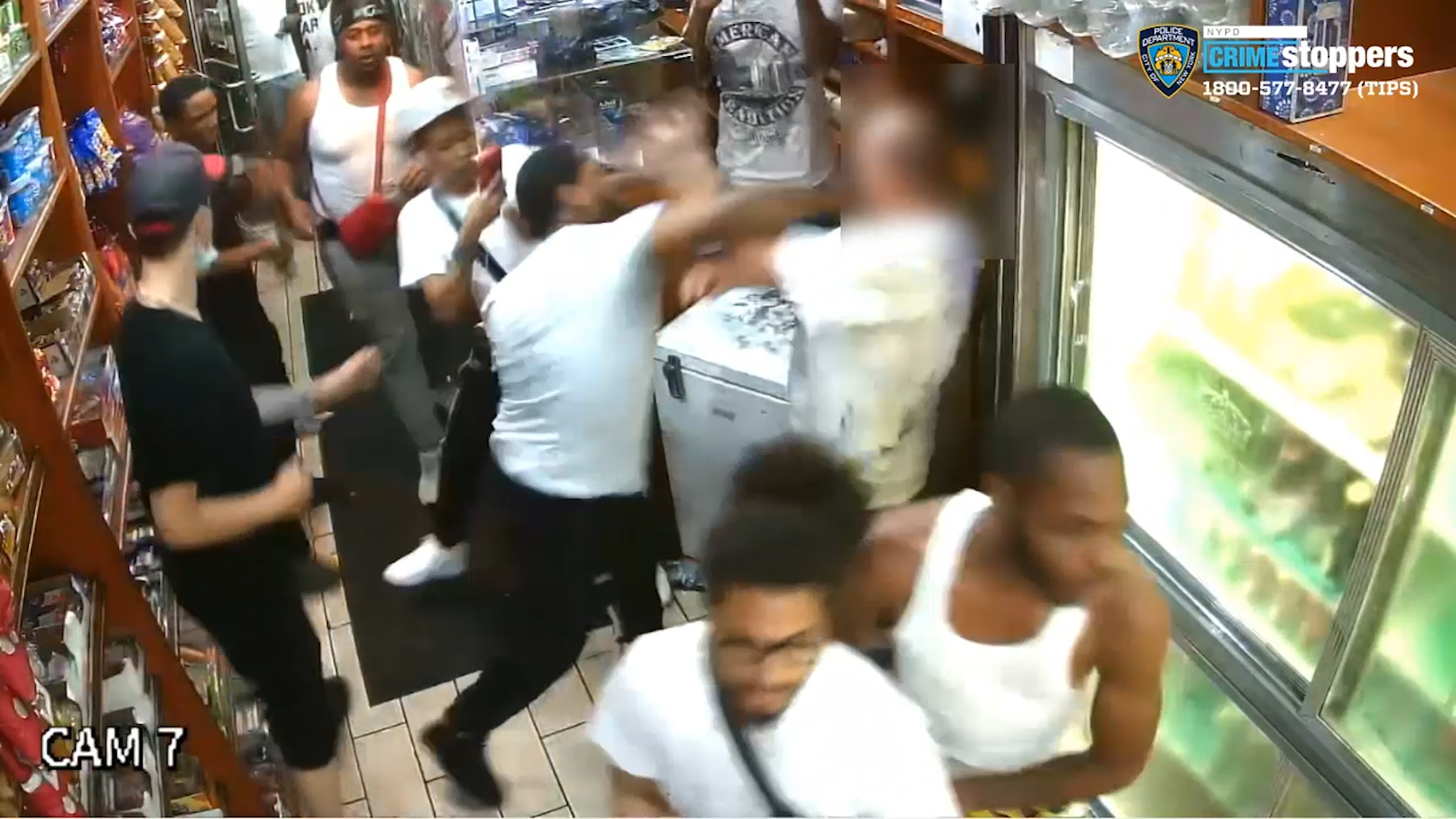 Άγριες εικόνες στις ΗΠΑ: Πατέρας και κόρη ξυλοκοπούνται από συμμορία μέσα σε σούπερ μάρκετ (βίντεο)