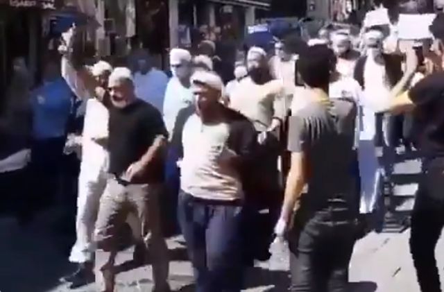 Η «μοντέρνα» Τουρκία: Με την κραυγή «Αλλαχού Ακμπάρ» χιλιάδες φανατικοί κάνουν πορεία προς την Αγία Σοφία (βίντεο)