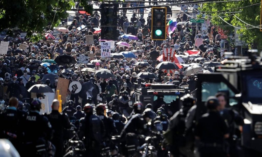 Νύχτα έντασης σε Πόρτλαντ και Σιάτλ – Διαδηλώσεις και συγκρούσεις με την αστυνομία
