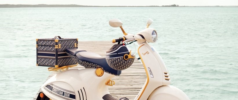 Κριστιάν Ντιόρ: Παρουσίασε την νέα…βέσπα (φωτό)