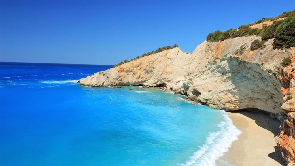 Αυτό είναι το ελληνικό νησί που αγαπούν οι εκατομμυριούχοι όλου του κόσμου – Και όχι δεν είναι η Μύκονος! (βίντεο)