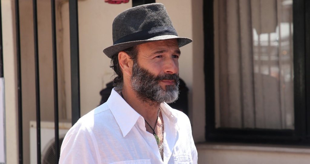 Θανάσης Ευθυμιάδης: Γυμνός στη θάλασσα – «Ό,τι δεν το βλέπει ο Ήλιος, μαραζώνει» (φωτό)