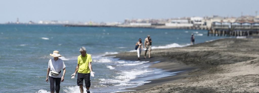 Ιταλία: Ο στρατός πραγματοποιεί ελέγχους σε παραλίες για την τήρηση των αποστάσεων