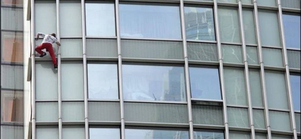 Γαλλία: Άνδρας – αράχνη συνελήφθη επειδή σκαρφάλωσε 116 ορόφους