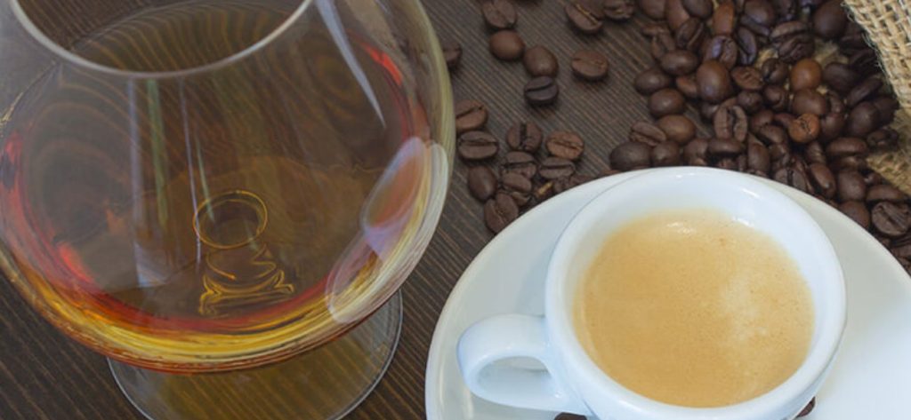 Αυτές είναι οι επιρροές της υπερκατανάλωσης καφέ και αλκοόλ στον οργανισμό μας