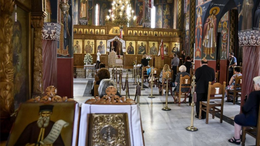 Iερέας που διέκοψε τη λειτουργία: «Ο ΠΟΥ βρήκε ένα ιο και προσπαθεί να επιβάλει μία παγκόσμια δικτατορία» (βίντεο)