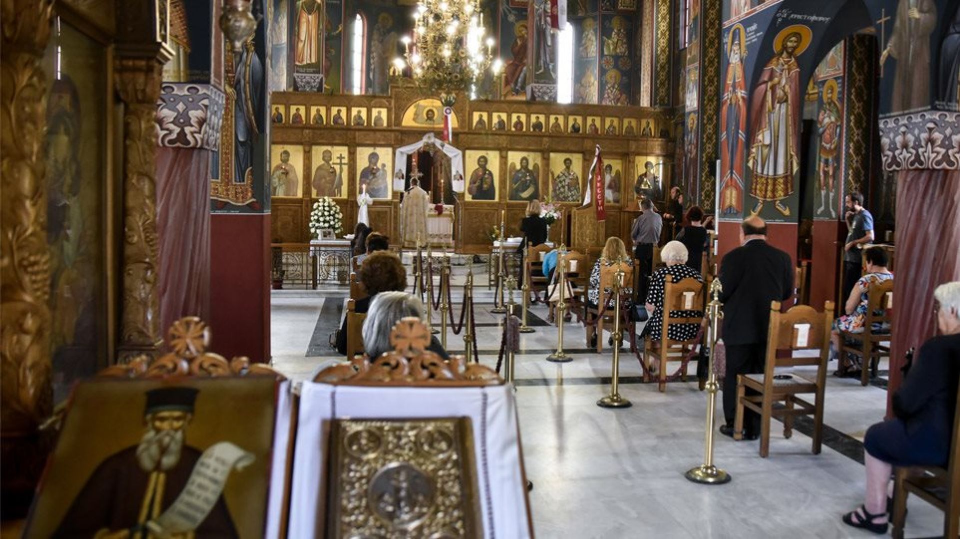 Iερέας που διέκοψε τη λειτουργία: «Ο ΠΟΥ βρήκε ένα ιο και προσπαθεί να επιβάλει μία παγκόσμια δικτατορία» (βίντεο)