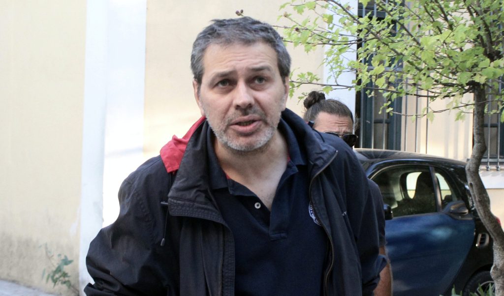 Δολοφονική επίθεση κατά του Στέφανου Χίου – Τον πυροβόλησαν 2 φορές – Στο νοσοκομείο ο δημοσιογράφος (σκληρή φωτό) (upd)