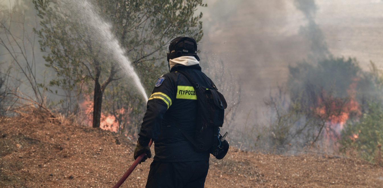 Σαντορίνη: Φωτιά ξέσπασε στη Φοινικιά της Οίας