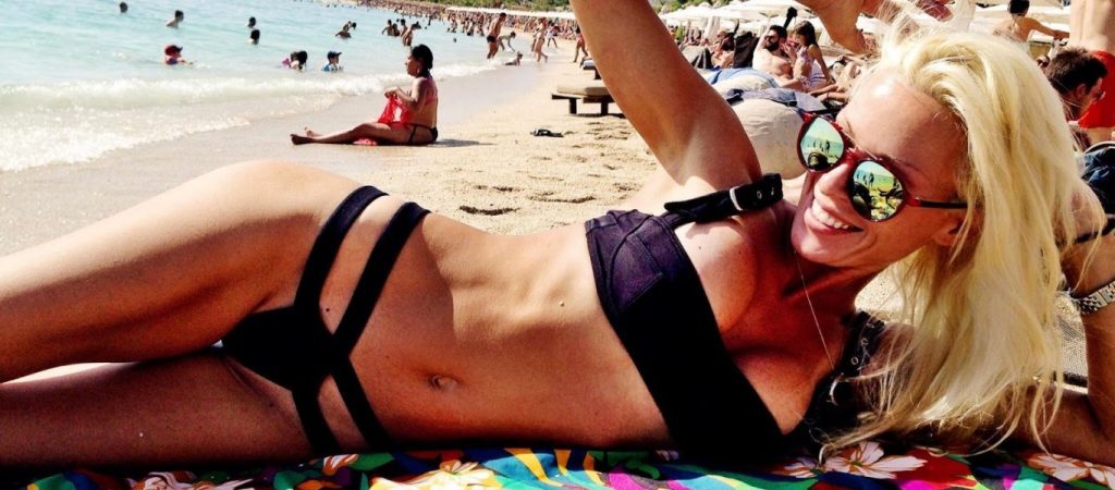 Ασημίνα Ιγγλέζου: Κατεβάζει αισθησιακά το φερμουάρ από το μαγιό της και μοιράζει «εγκεφαλικά» (φωτο)