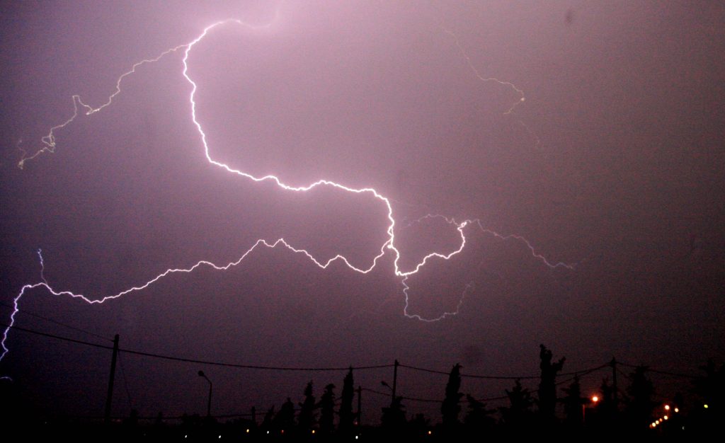 Φλώρινα: Kεραυνός έκαψε τρακτέρ (φωτό)