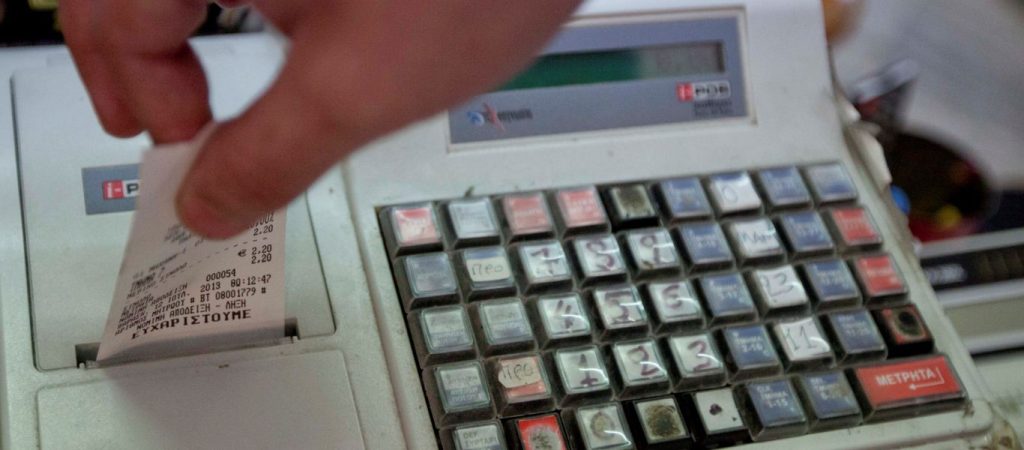 «Φρένο» στην φοροδιαφυγή: Βαριές «καμπάνες» και λουκέτα έως 20 μήνες για πειραγμένες ταμειακές μηχανές