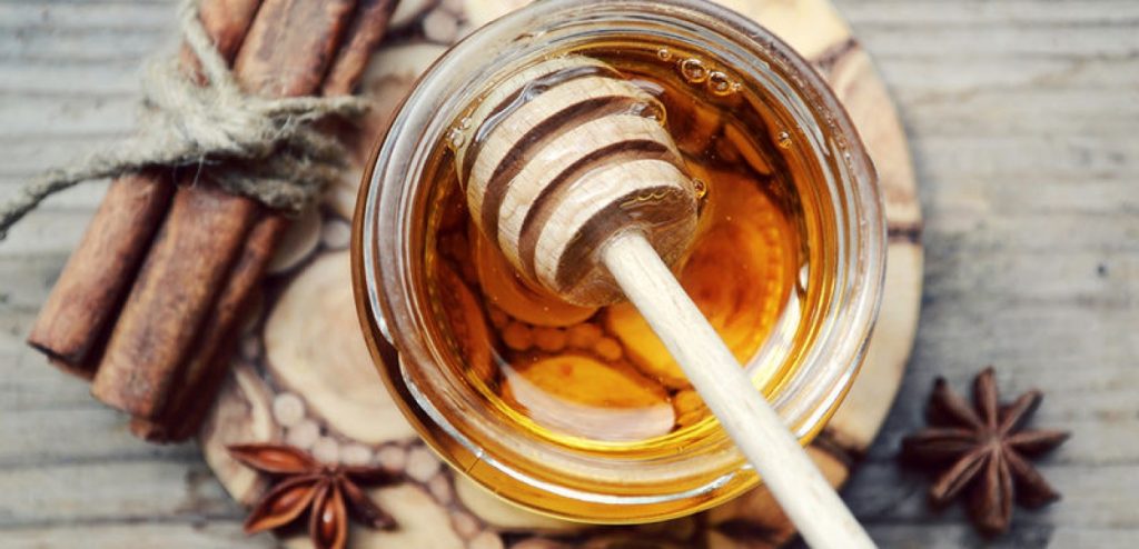 Να τι θα συμβεί στον οργανισμό σας αν τρώτε μέλι και κανέλα κάθε μέρα!