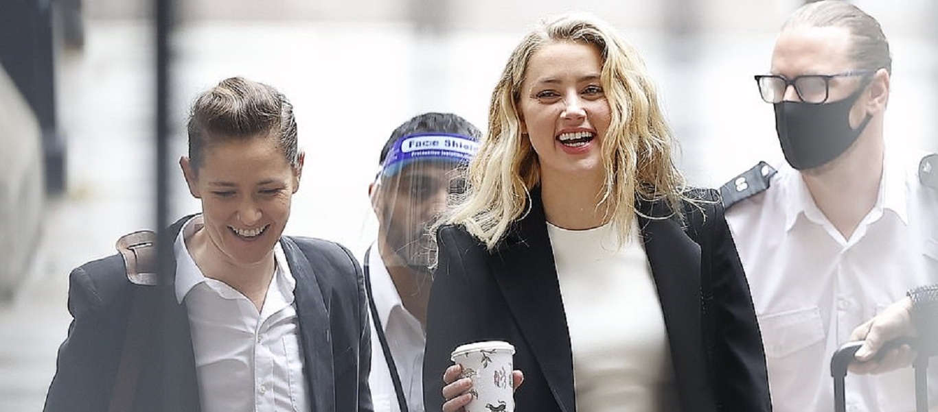 Δίκη Τ.Ντεπ: Στο δικαστήριο η πρώην του… χεράκι χεράκι με τη νέα σύντροφο εν ονόματι Μπούτι