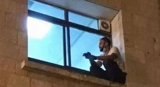 Σκαρφάλωνε κάθε μέρα στο παράθυρο του νοσοκομείου για να μην αφήσει την μητέρα του που έπασχε από κορωνοϊό μόνη (φωτό)