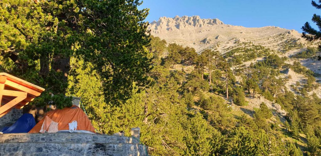 Ο Όλυμπος δεν καταλαβαίνει από πανδημίες – «Δεν έχουμε που να βάλουμε τον κόσμο» λένε οι ιδιοκτήτες καταφυγίων