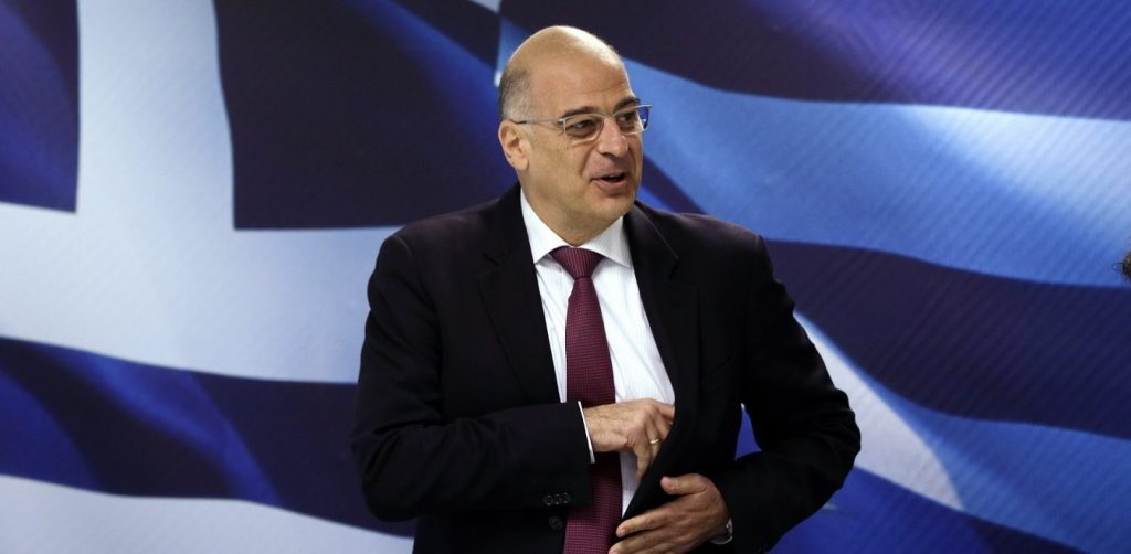 Ν.Δένδιας: Φανέρωσε τις… οπαδικές του προτιμήσεις – Φόρεσε μάσκα με το σήμα του Παναθηναϊκού (φώτο)