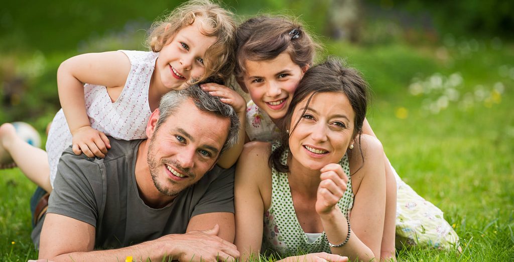 Βουλή: Στις σοβαρές αποφάσεις για το μέλλον των παιδιών τους θα έχουν λόγο και οι δύο γονείς