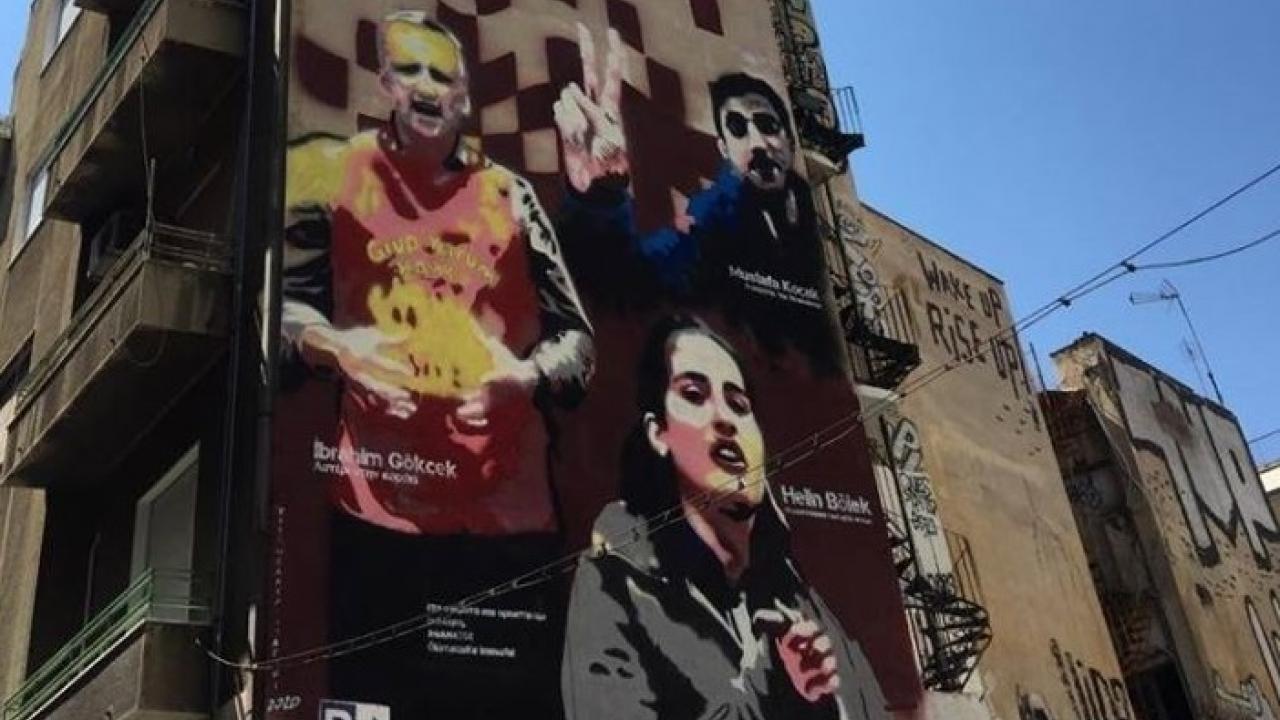 Εξάρχεια: Γκράφιτι για το συγκρότημα «Grup Yorum» – Τα μέλη υφίστανται διώξεις από την κυβέρνηση Ρ.Τ.Ερντογάν (φωτό)