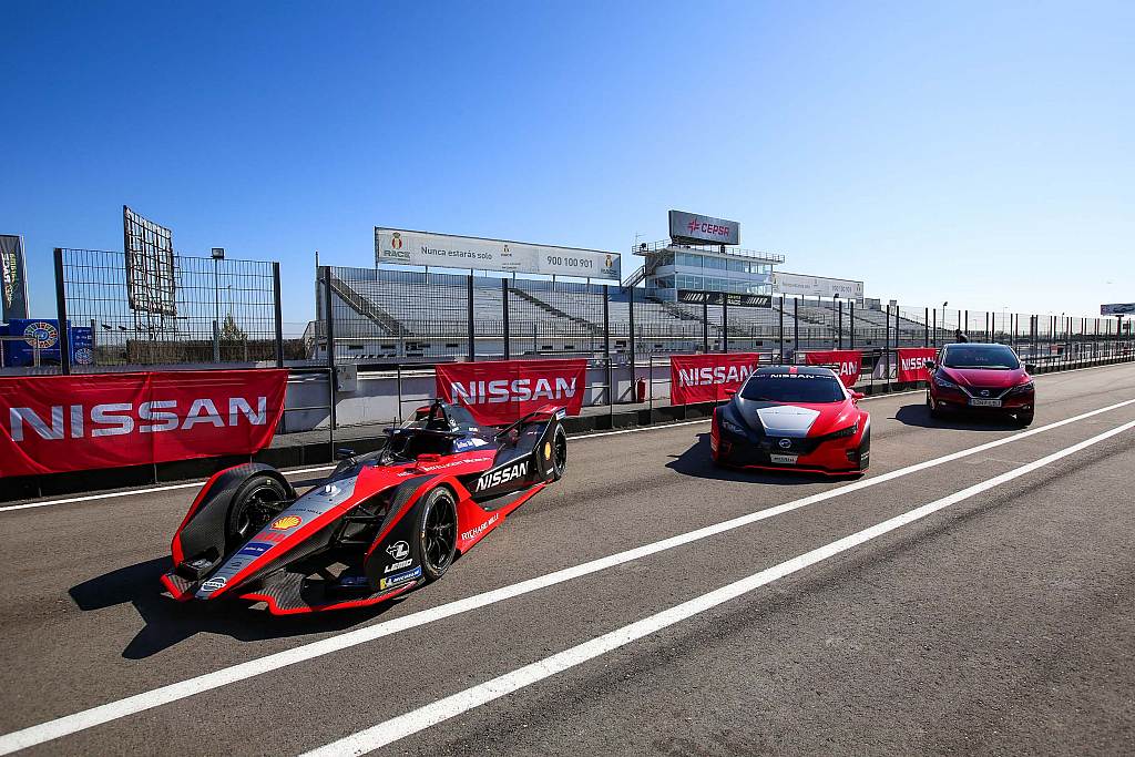 Ένας άσος του ποδοσφαίρου στο μπάκετ ενός Nissan EVs