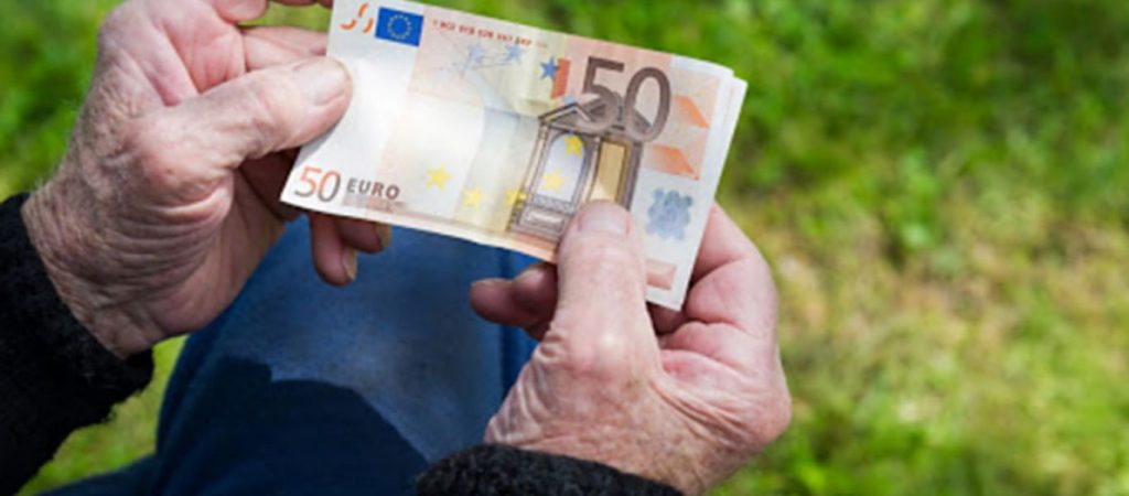 Στο «τραπέζι» η εφάπαξ επιστροφή των κομμένων δώρων στους συνταξιούχους – Το βασικό σενάριο
