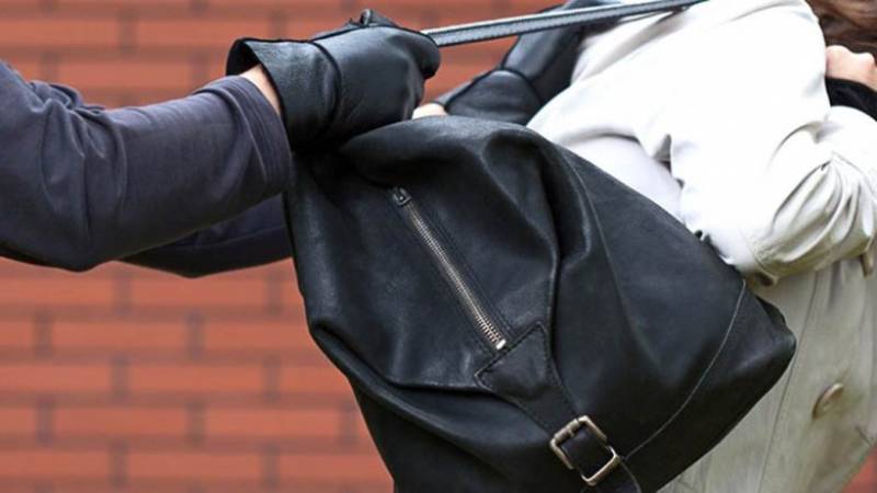 Θεσσαλονίκη: Κλέφτης άρπαξε την τσάντα γυναίκας και διερχόμενο μηχανάκι τον έριξε κάτω (βίντεο)
